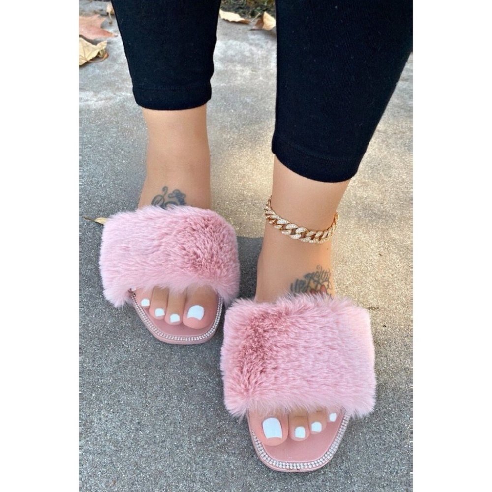 NWT!! Women's Blush Faux Fur Rhinestone Jelly Sandal - Picture 1 of 3